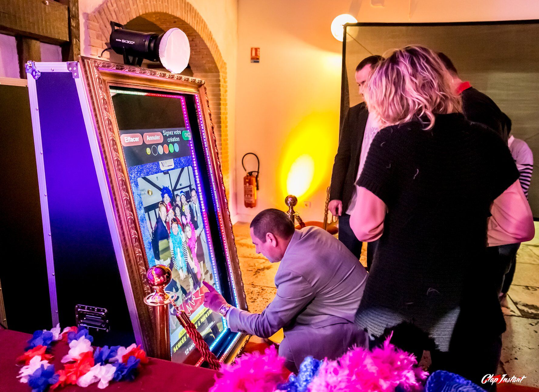 Invités devant le miroir photo LOLSELFIE en soirée